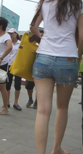 细腰大屁股少妇走路夹好紧