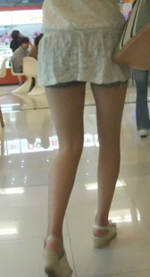 商场长腿热裤小妹