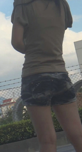 街拍牛仔热裤等车小妹