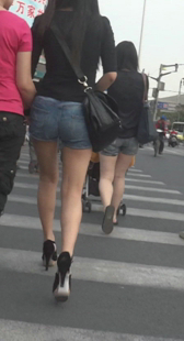 街拍高跟热裤长腿小妹