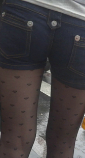 斑点丝袜热裤小少妇