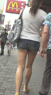 紧身热裤丰满小少妇