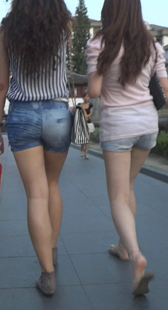 街拍两性感热裤小妹