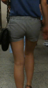 热裤小妹身材好