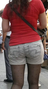 斑点黑丝热裤小妹