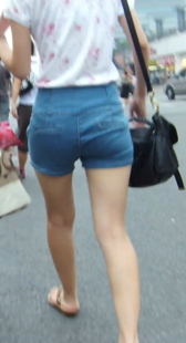 街拍热裤小妹白皙大腿