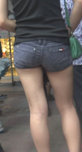 长腿热裤小妹上楼梯