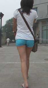 热裤包臀性感小妹