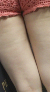 热裤性感白皙大腿OL上电梯