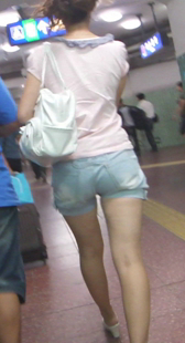 热裤小妹腿长夹不紧