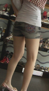 商场宽臀小妹身材好