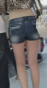 商场性感热裤小妹