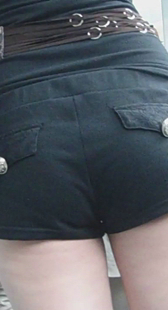 高挑紧身热裤上电梯