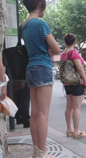 等车美腿小少妇