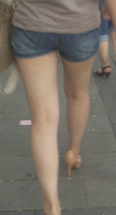 高跟配紧身热裤小妹