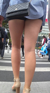 街拍超短热裤长腿少女
