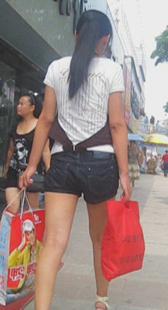 高跟热裤美腿小少妇