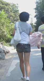 街拍牛仔热裤小少妇