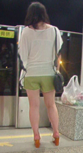 高跟玉腿等车小少妇