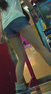 热裤小妹跳舞姿势迷人