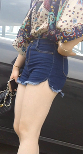 街拍黑牛仔短裤翘臀少妇