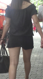 街拍热裤美腿少妇