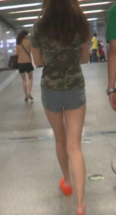 街拍热裤小妹包臀勾深