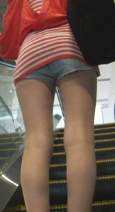 高跟玉腿OL上电梯