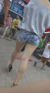 包臀紧身牛仔热裤