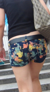 美腿宽臀成熟少妇上楼梯