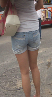 牛仔热裤小妹