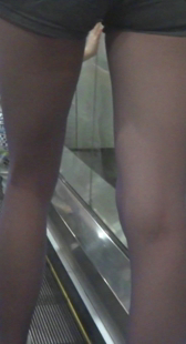 电梯超紧牛仔热裤