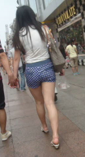 街拍热裤小少妇