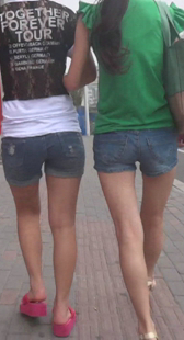 街拍两热裤小妹