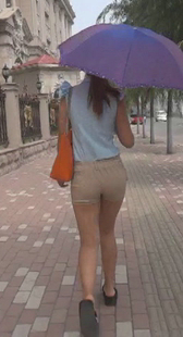 少妇走路如此会扭