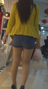 商场宽臀热裤少妇