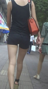 紧身热裤沟很深