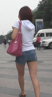 街拍牛仔热裤小妹