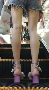 性感牛仔短裤长腿上电梯