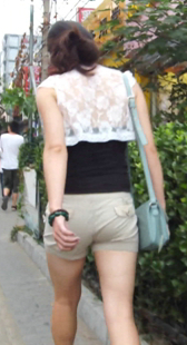 白裤大屁股走路这么会扭