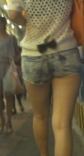 结实牛仔包臀少妇