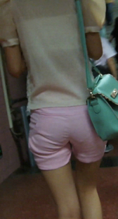 宽臀粉裤少妇上楼梯