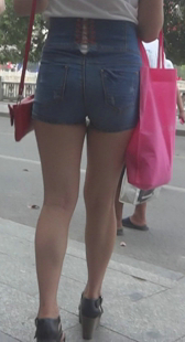 宽臀超紧牛仔少妇