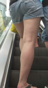 性感美腿少妇上电梯