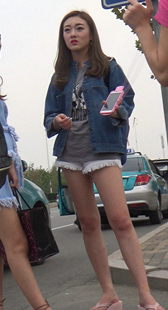 白牛仔短裤大长腿妹子
