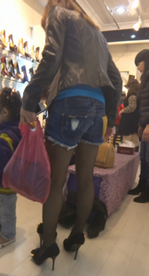 高哪黑丝热裤妹