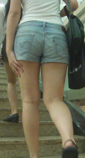 宽臀紧身牛仔上楼梯