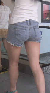 热裤白腿逛街少女