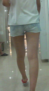 商场牛仔热裤少妇