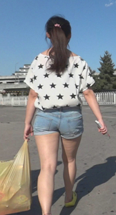 街拍少妇牛仔热裤